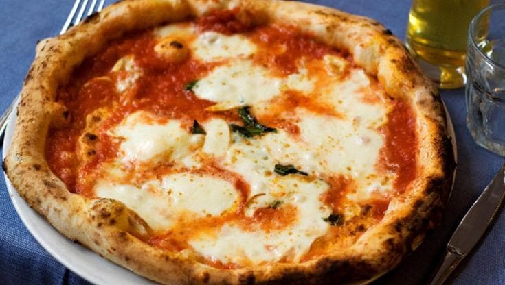 Ormai solo in una pizzeria su 10 la margherita costa meno di 5 euro