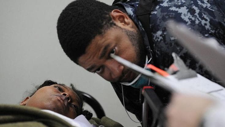 Tra medico e paziente, l’amico che traduce le parole del dolore
