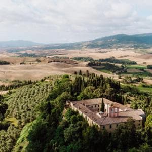 Nei vigneti intorno all’abbazia dell’anno Mille, tra il Chianti e l’entroterra di Pisa
