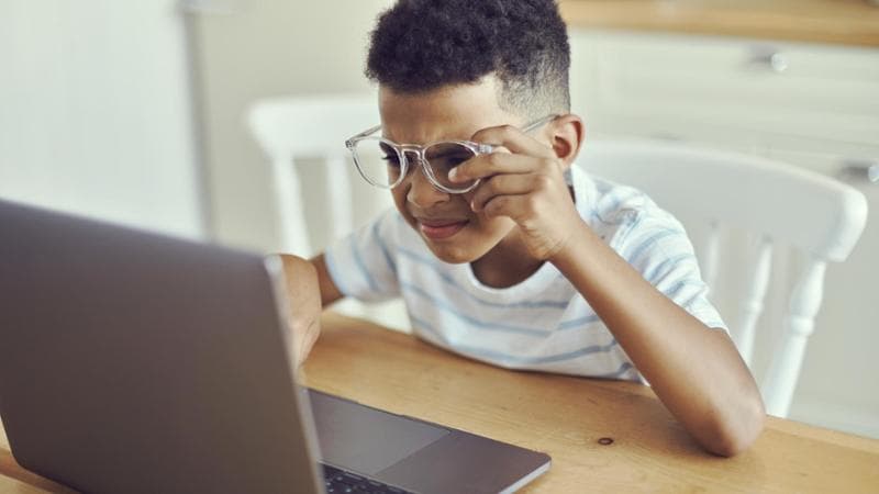 Allarme occhi: i bambini nascono già pre-miopi