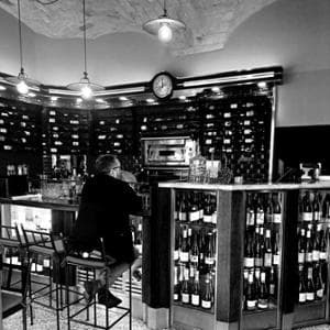 Il buio, il bicchiere, i sensi: degustare il vino con il sommelier non vedente