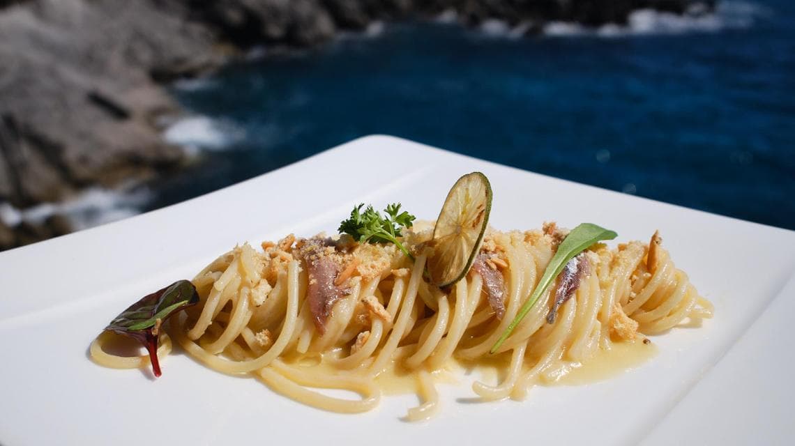 Torre Normanna: gli antichi spaghettoni di Minori con alici, burro al limone e tarallo al finocchietto