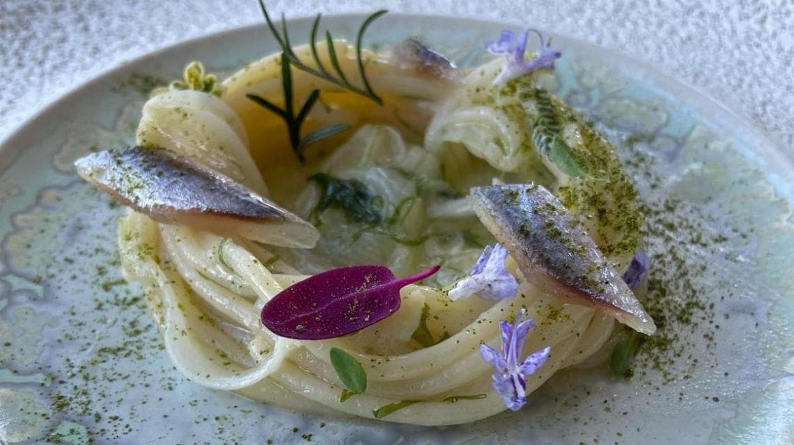 Spaghettini con cipollotto Nocerino, erbe marine, alici affumicate e frutta secca al Flauto di Pan, Ravello