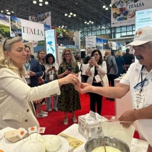 Dal tour in Giappone alle filature dal vivo a New York, la Bufala Campana Dop va in luna di miele