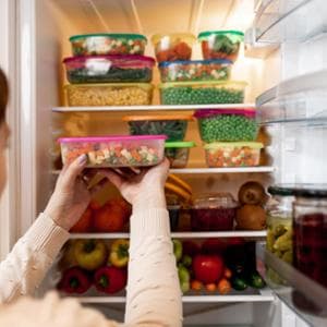 Dentro o fuori dal frigorifero? Come conservare al meglio i prodotti dell’estate