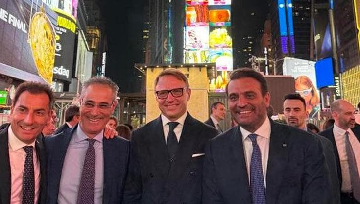 Il ministro Francesco Lollobirigida a Time Square a New York