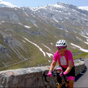 L’ex imprenditrice Loretta Pavan in bici sullo Stelvio contro il tumore