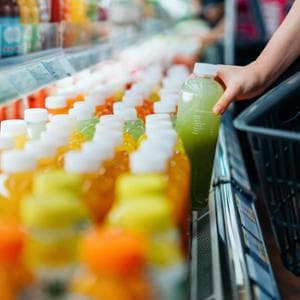 Cosa bere quando fa caldo? Pro e contro delle bibite estive