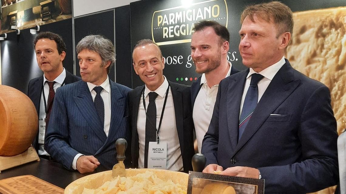Il ministro Francesco Lollobrigida in visita allo stand del Parmigiano Reggiano