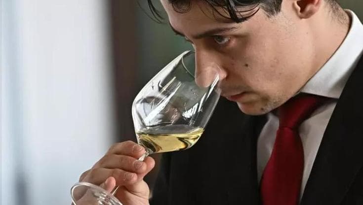 Un sommelier all'opera ( @ansa)