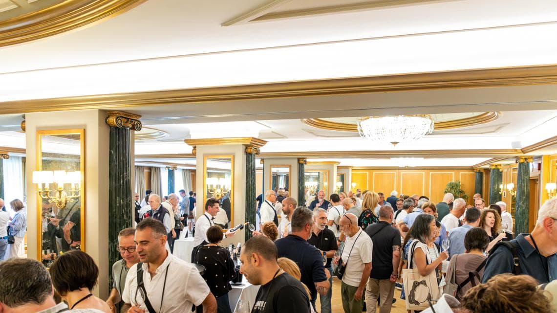 Un banco d'assaggio alla festa dell'Ais