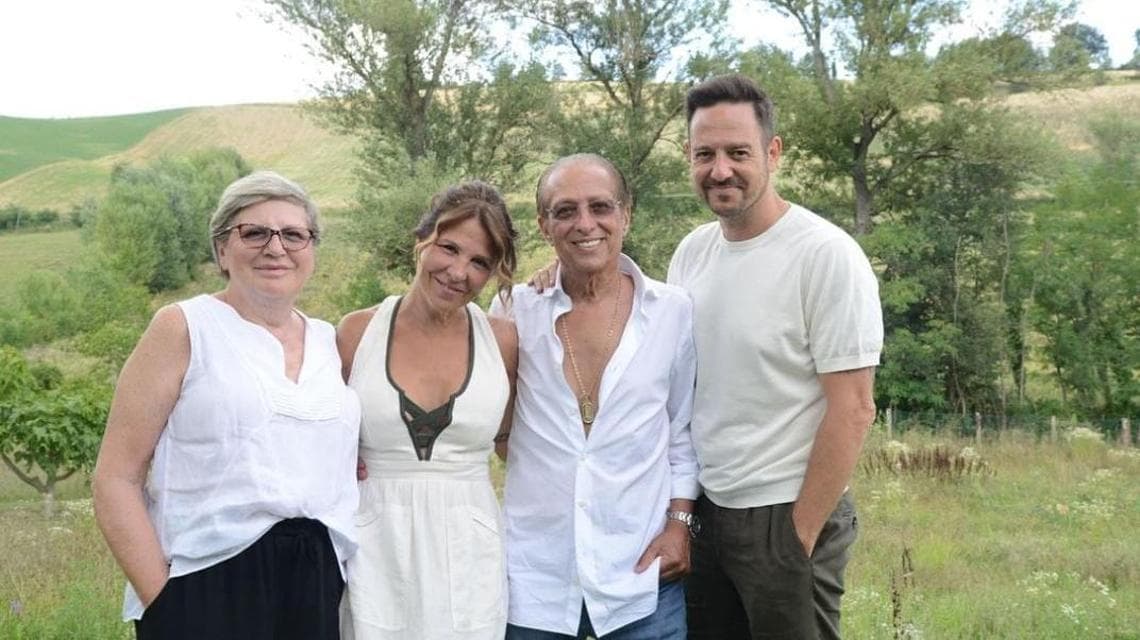Gli sposi con il padre di Luna, Paolo Berlusconi (foto instagram @vittovaccaro e @luna.berlusconi)