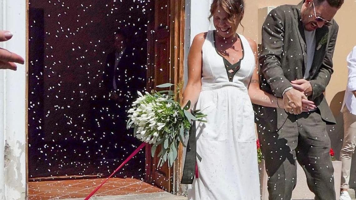 Gli sposi travolti dal riso (foto instagram @vittovaccaro e @luna.berlusconi)