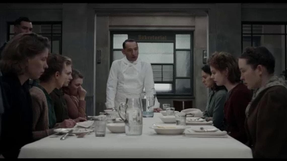 La tavola con le sette Assaggiatrici e lo chef in divisa bianca
