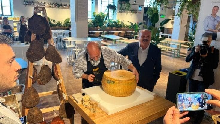 Oscar Farinetti all'inaugurazione di Eataly Verona nell'ottobre del 2022