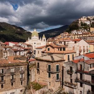 Nel paesino calabrese, l’oste che vi accoglie (e si accomiata) bevendo con voi un bicchiere di vino