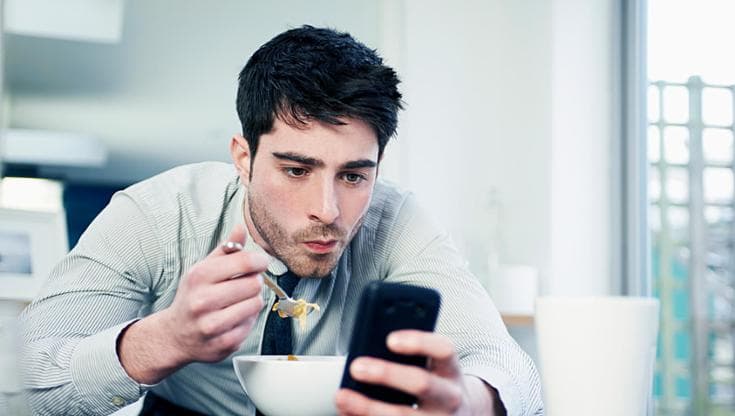 Se il cervello è distratto, mangiamo di più: ecco perché
