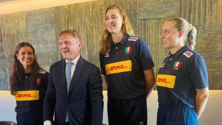 Il ministro dell'Agricoltura, Francesco Lollobrigida, con le campionesse della pallavolo