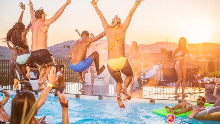 Le dieci regole per non rischiare infezioni (e altro) in piscina
