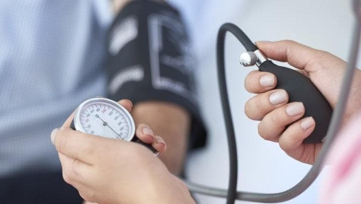 Pressione alta? Ecco le cinque regole per prevenirla (e proteggere cuore, cervello e reni)