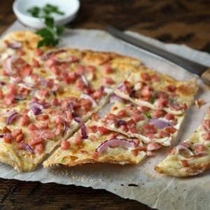 Tarte Flambée, l’antenata della pizza nata nei forni dell’Alsazia medievale