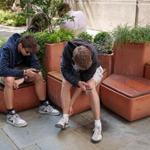 Giovani sempre più connessi e sempre più infelici: l’inquietante dato di uno studio
