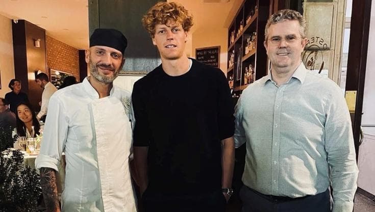 Jannik Sinner con lo staff del locale