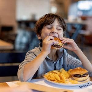Nei ristoranti menù bambini “vietato” agli adulti. Ma cosa dice la legge?