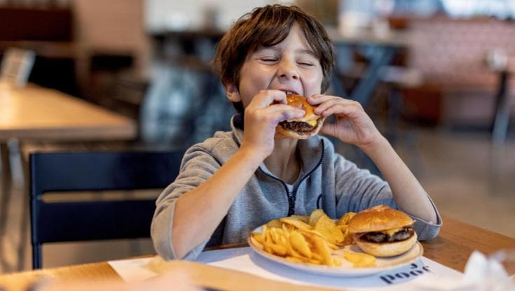 Nei ristoranti menù bambini “vietato” agli adulti. Ma cosa dice la legge?