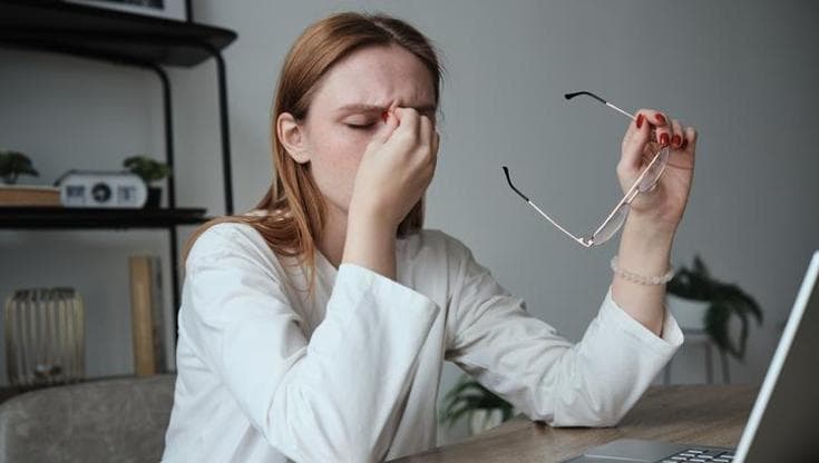 Occhi stanchi dopo le ferie? Ecco come proteggere la vista al lavoro