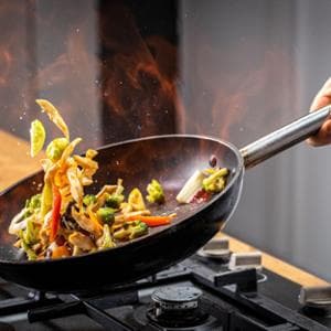 La California vuole vietare le pentole antiaderenti, ma gli chef insorgono: “Indispensabili”