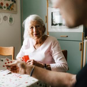Giovani caregiver, i ragazzi che si prendono cura dell’Italia che invecchia
