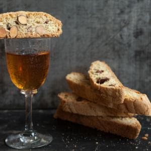 Vin Santo: quando il tempo scorre nel bicchiere e racconta storie e territori