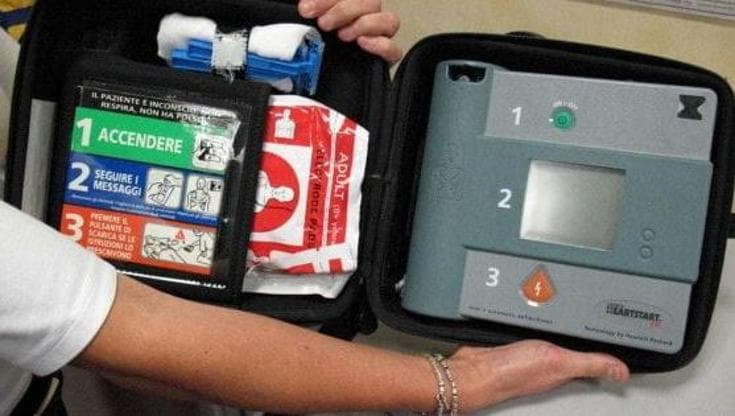 Arresto cardiaco, sopravvive meno di 1 su 10: si punta (anche) sulla app “trova-defibrillatore”