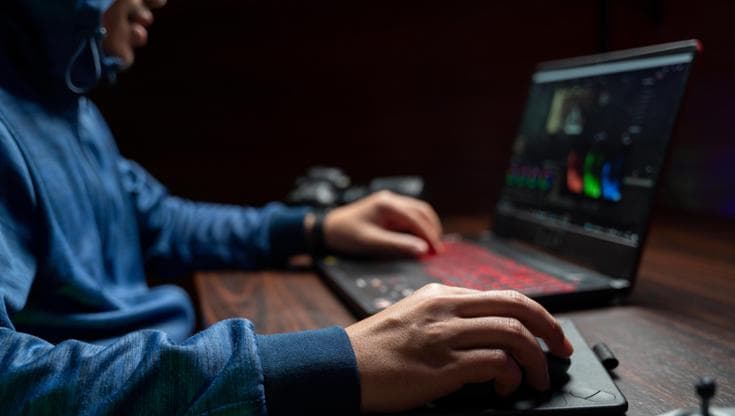 In Italia diffondere deep fake è diventato un reato: cosa prevede la nuova legge e cosa si rischia
