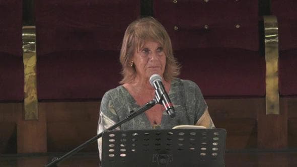 Lella Costa: "Attempata, menarca, prolasso: l'accanimento della lingua italiana sulle donne"