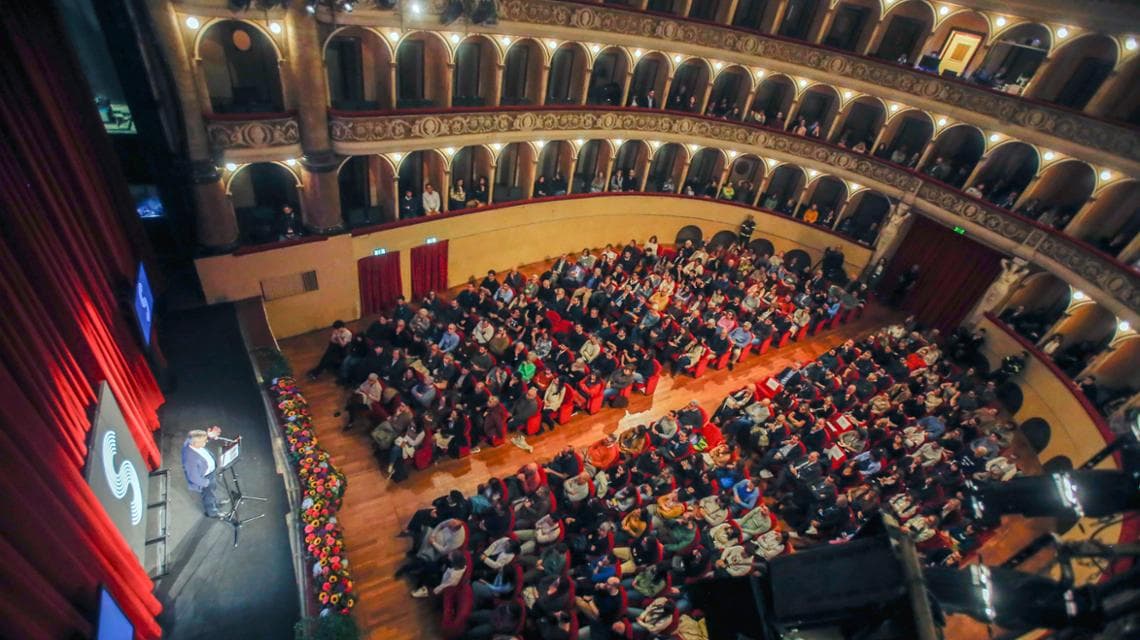 Il pubblico al teatro Verdi di Padova durante la lezione del professor Alessandro Barbero sulla peste