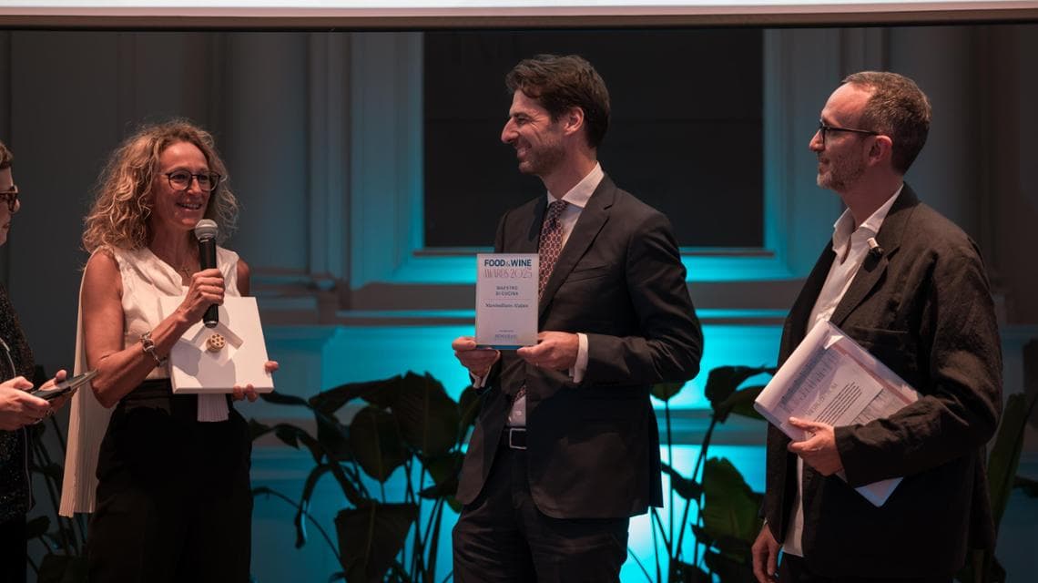 Cristina Dallapiccola (Monograno Felicetti) premia Massimiliano Alajmo