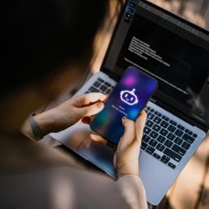 Character.ai chiude ai minori. E su ChatGPT milioni di conversazioni legate al suicidio