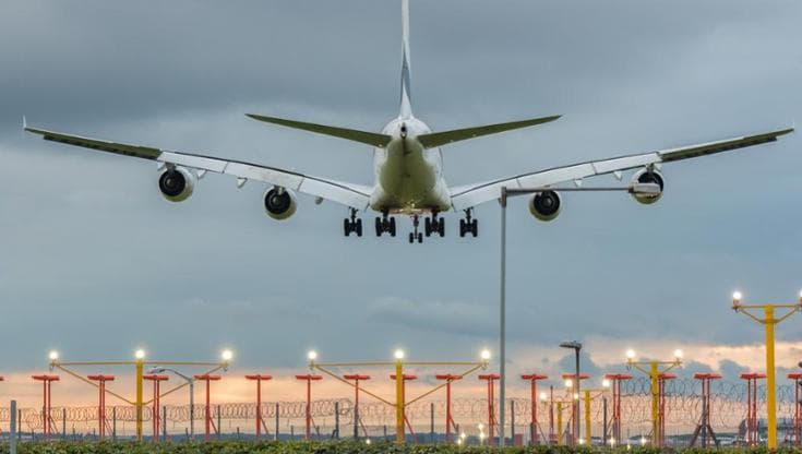 Aereo decolla in mezzo al temporale
