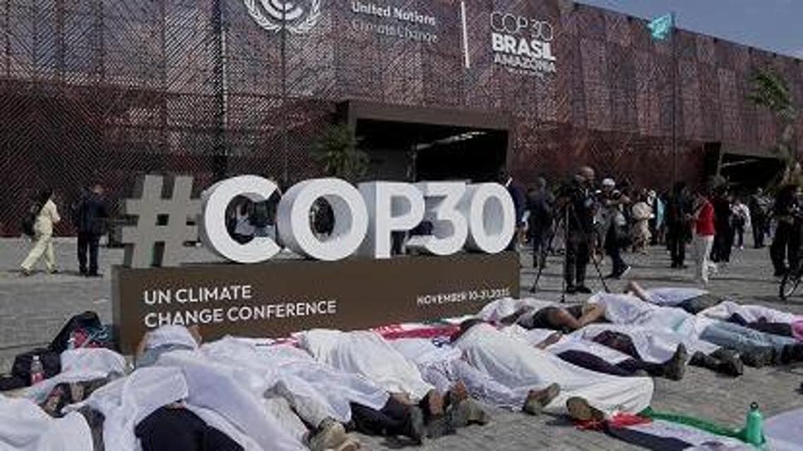 Manifestazione di protesta davanti l'ingresso al summit sul clima