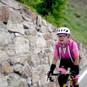 Le altezze del coraggio: la vetta di Loretta, sei volte sullo Stelvio dopo il tumore al seno