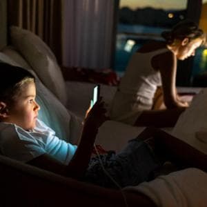 Çocuk doktorları uyarıyor: 13 yaşından önce akıllı telefon ve internet erişimine hayır, beyni değiştiriyorlar
