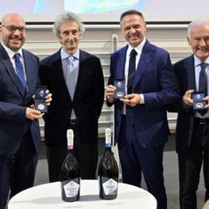 Prosecco, sulle bottiglie arrivano le fascette tricolore anti-contraffazione