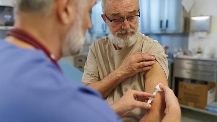 “Tutti i pazienti oncologici dovrebbero fare 5 vaccinazioni”. L’appello degli esperti