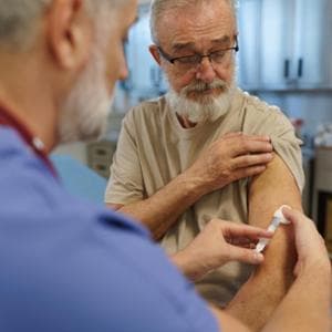 “Tutti i pazienti oncologici dovrebbero fare 5 vaccinazioni”. L’appello degli esperti