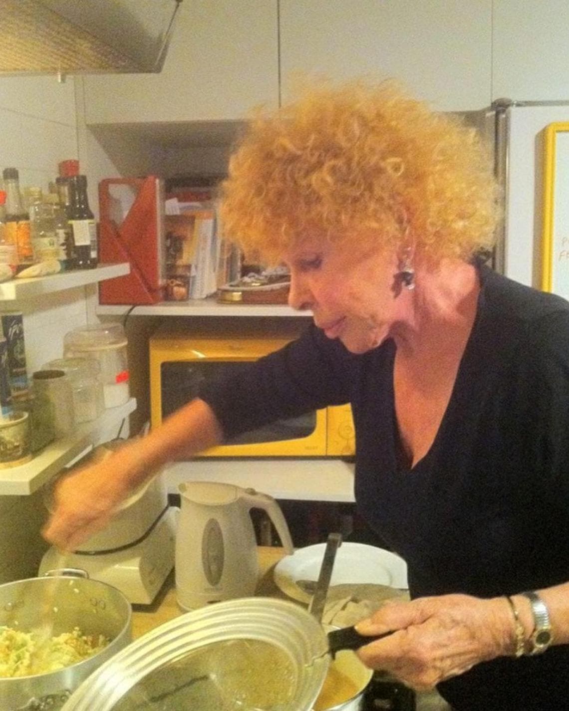 Ornella Vanoni all'opera in cucina (@ornellavanoni Fb)