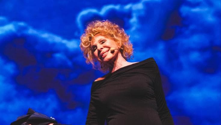 Ornella Vanoni e la sensualità del cibo: rossetto, cioccolato e la ricetta della Bomba nera