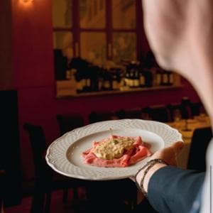 Lo Zorro Antonio Banderas cala la maschera e si lascia incantare dal cibo piemontese