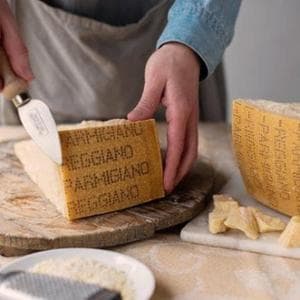 Parmigiano Reggiano come una star di Hollywood: accordo con una talent agency per apparizioni in tv